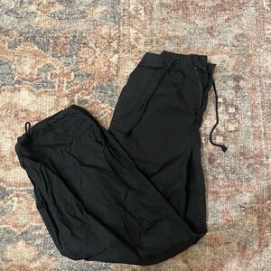 Aritzia TNA supply cargo pants in size S.